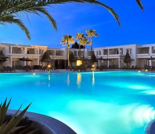 Piscina de noche  Vincci Costa Golf Chiclana